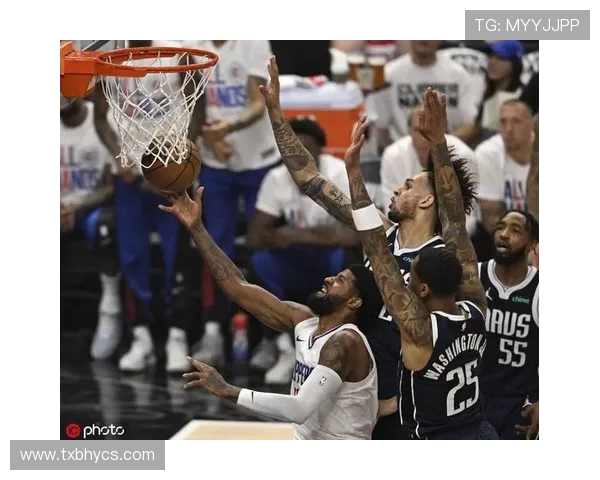 独行侠与快船激烈对决 争夺季后赛席位全场焦点精彩纷呈